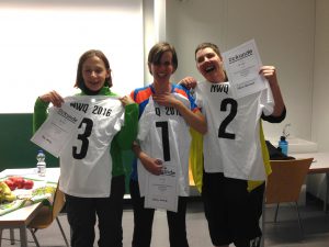 Die drei Siegerinnen mit ihren Sieger-T-Shirts und Urkunden:  von links nach rechts Petra Welsing, Sabrina Schmitz und Melanie Kleinhempel 